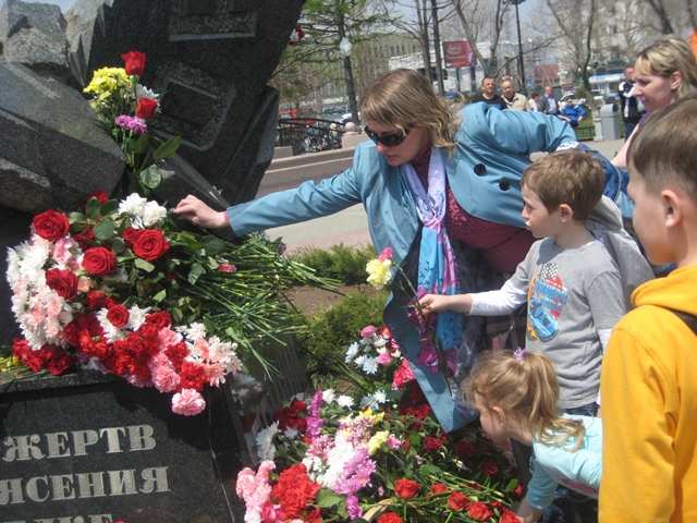 Жительница Нефтегорска с детьми, Фото с места события собственное