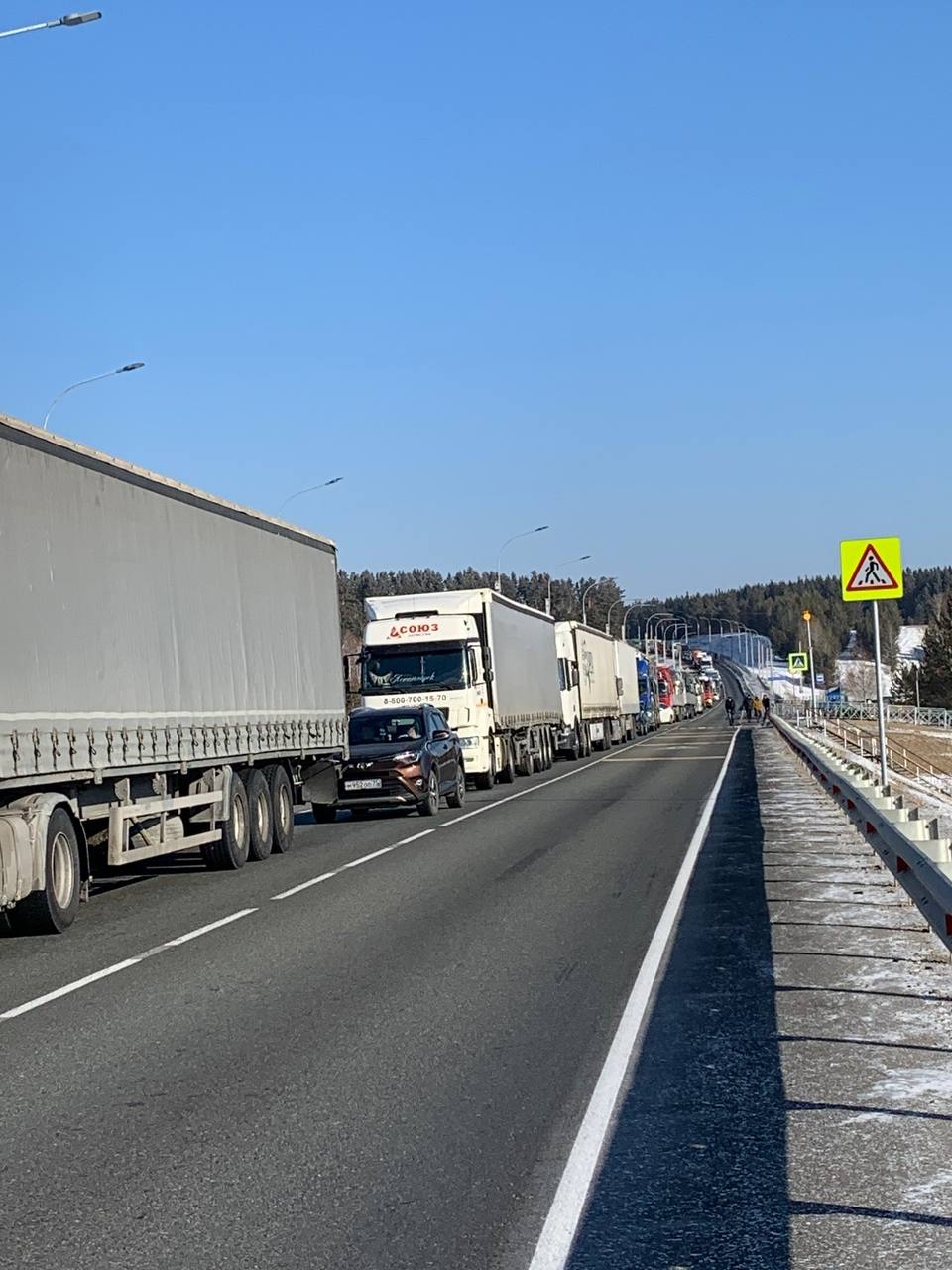 Очередь из фур из телеграм-канала &quotМонгольский узел&quot