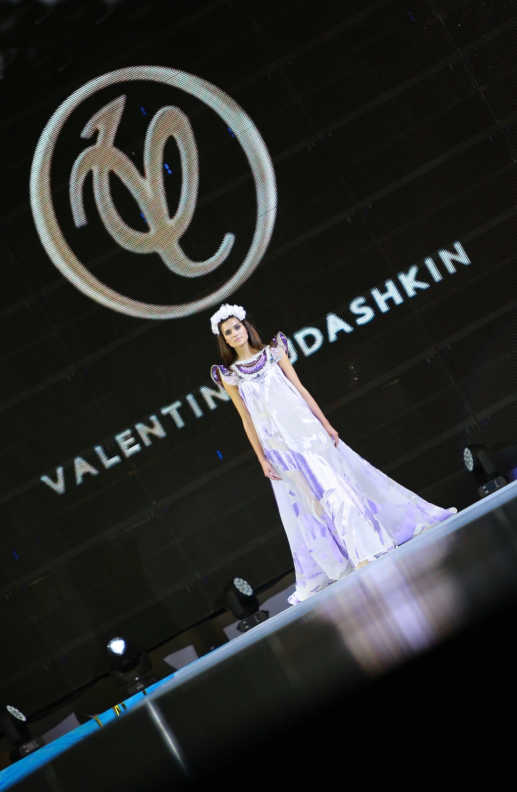 Показ Юдашкина, церемония закрытия, Фото с места события из других источников