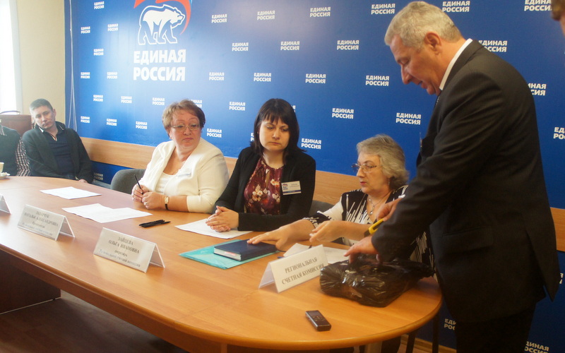 Вскрытие документов, Фото с места события собственное