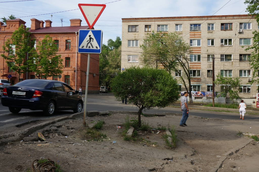 06 рынок керчь затопило?. состояние улицы сегежской возмущает жителей. тротуар асфальт. керчь 2022. асфальт улица урицкого смоленск.