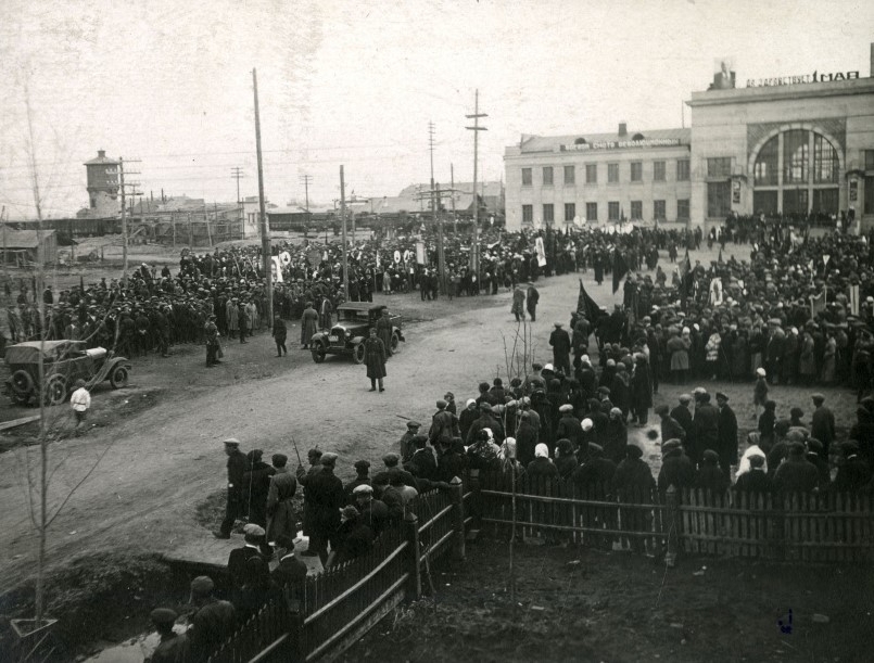 Первомайская демонстарция на площади у нового вокзала. Биробиджан, 1936. г Наследие ЕАО