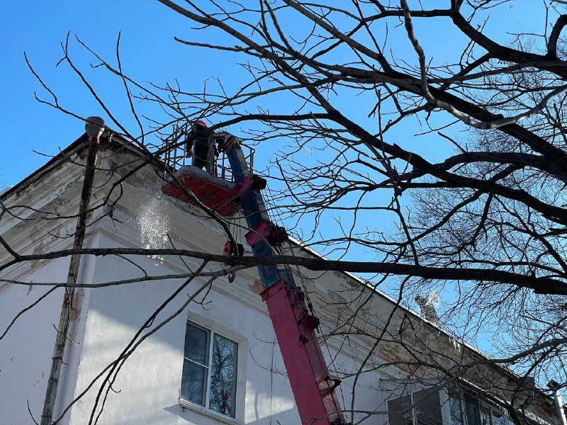 Управляющие компании расчищают крыши домов
