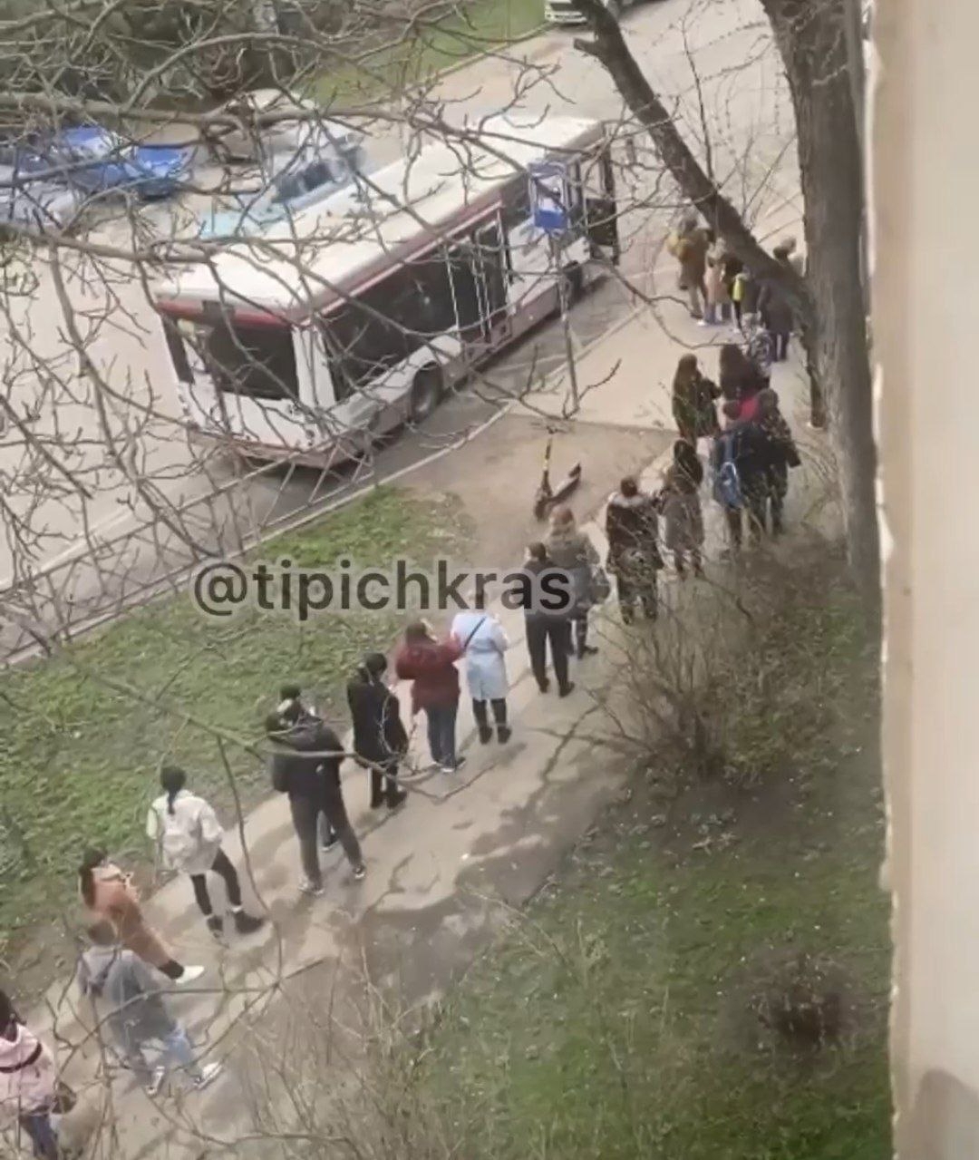 В очереди на автобус стояли более 30 пассажиров скриншот из видео https://t.me/tipichkras/27132