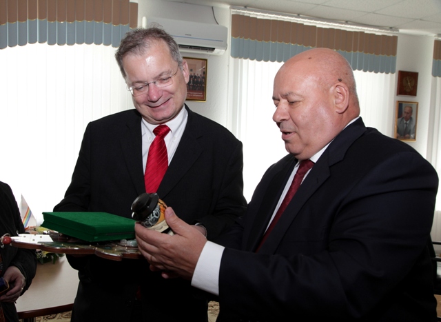 Господин Хёфер-Виссинг и Анатолий Тихомиров, Фото с места события из других источников