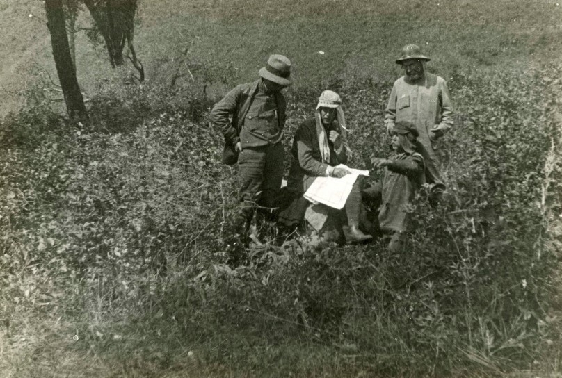 Комиссия американской организации "ИКОР" в тайге за обсуждением маршрута. 1929 г.