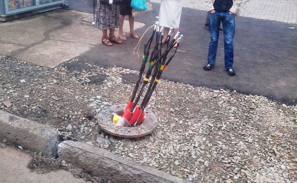 Перекопанные тротуары не радуют пешеходов, Фото с места события собственное