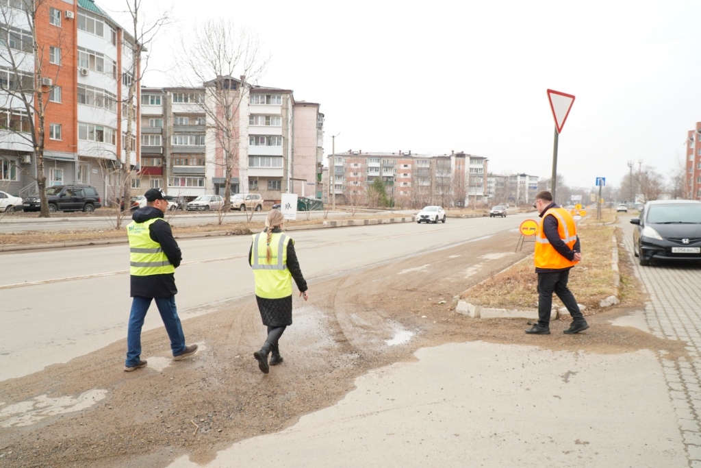 Как "перезимовали" отремонтированные дороги Биробиджана, выясняют эксперты из Хабаровска мэрия Биробиджана
