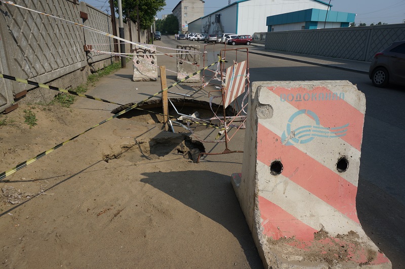 Дыры в асфальте на дорогах Хабаровска "ремонтируют" заборами Корр. ИА AmurMedia