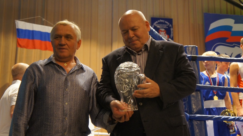 Анатолий Тихомиров получил особую награду – хрустальную боксерскую перчатку, Фото с места события собственное