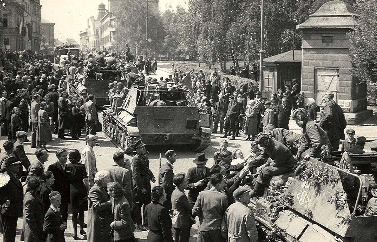 11 апреля 1945 года. Пражская операция 1945. Советские войска в Праге 1945. Пражская операция май 1945 год освобождение Чехословакии. Чехословакия май 1945.
