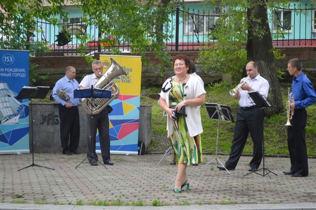 Брасс-квинтет заиграл в сквере Энергетиков во Владивостоке, Фото с места события собственное