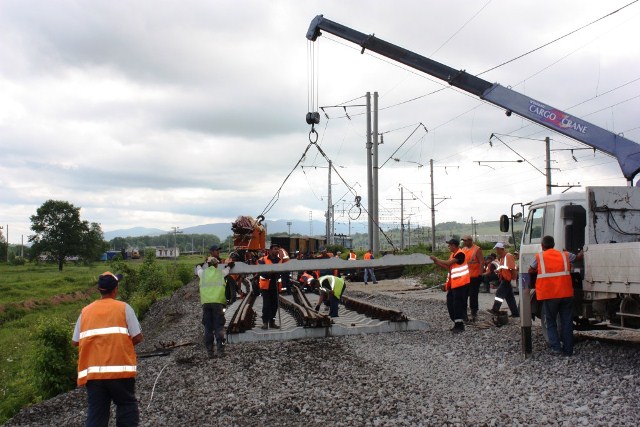 Рабочие уложились в график, Фото с места события из других источников