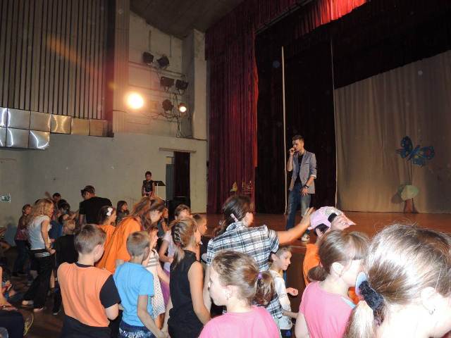 Прозвучали современные песни в исполнении вокалиста Сергея Гринчука, Фото с места события из других источников