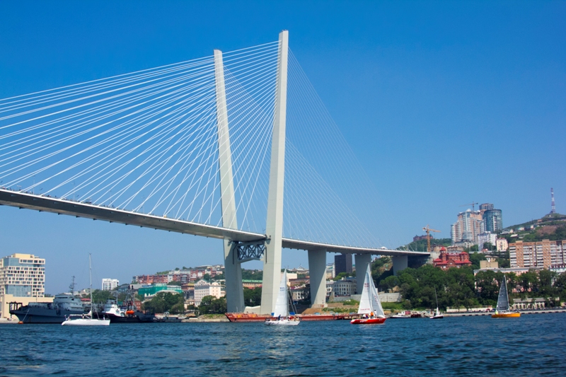 Парусные лодки прошли под мостом, Фото с места события из других источников