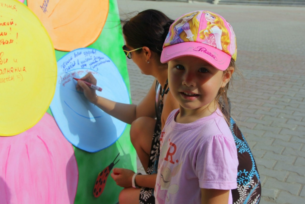 Любой желающий мог оставить свои праздничные пожелания на огромной ромашке, Фото с места события из других источников