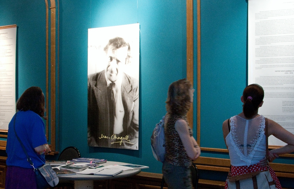 Выставка картин в Приморской картинной галерее, Фото с места события из других источников