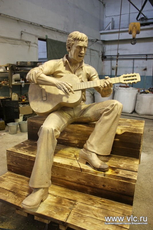 Бронзовую скульптуру на прошлой неделе отправили из Красноярска в столицу Приморья, Фото с места события из других источников