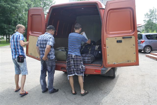 100 кг реквизита, Фото с места события собственное