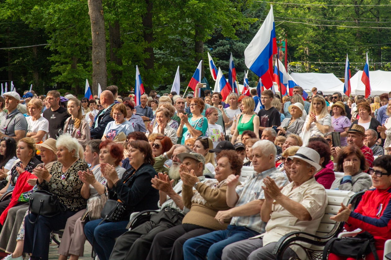 Сотни тысяч горожан вышли на улицы Ставрополя, чтобы отметить День России Администрация Ставрополя