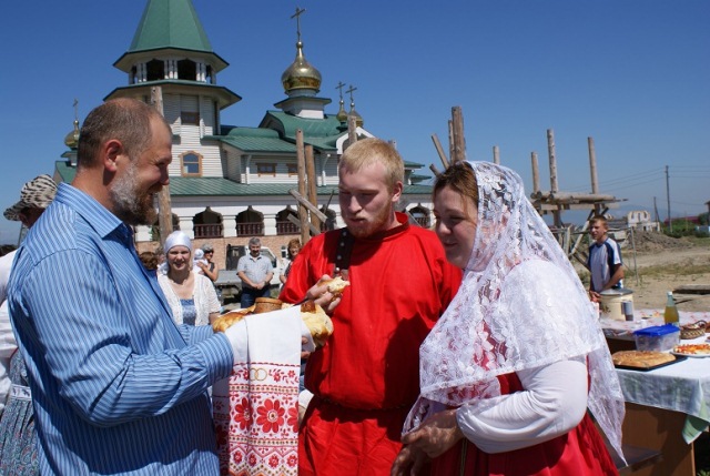 Молодожены отведали хлеб и соль, Фото с места события собственное