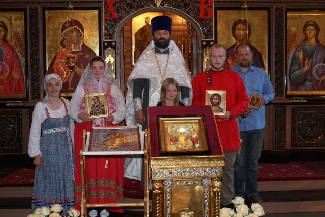 Перед алтарем обвенчались Валерия и Александр, Фото с места события собственное