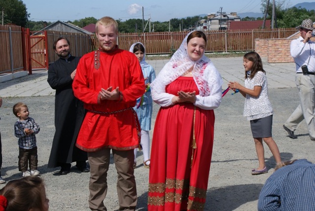 После торжественной клятвы молодожены принимали поздравления, Фото с места события собственное