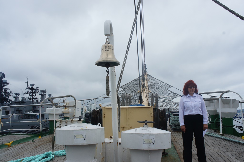 Гостей тепло встретила помощник капитана парусника "Надежда" Елена Девятова, Фото с места события собственное