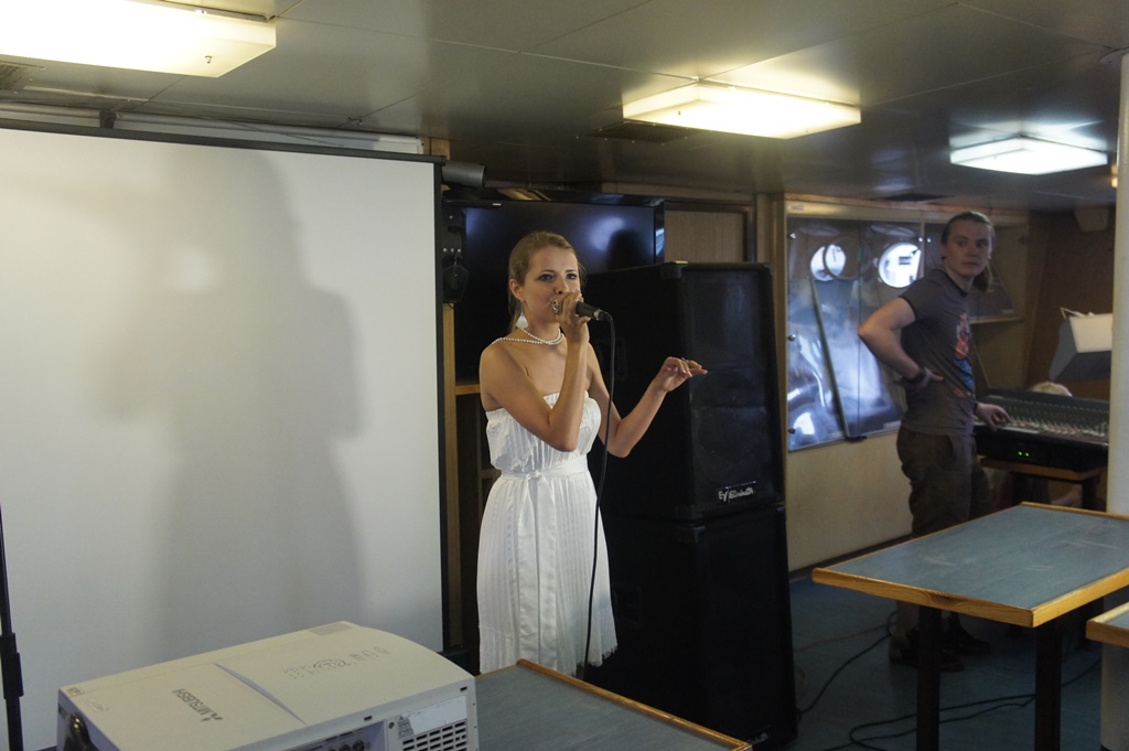 Гостей в одном из помещений "Надежды" ожидал концерт вокалистов , Фото с места события собственное