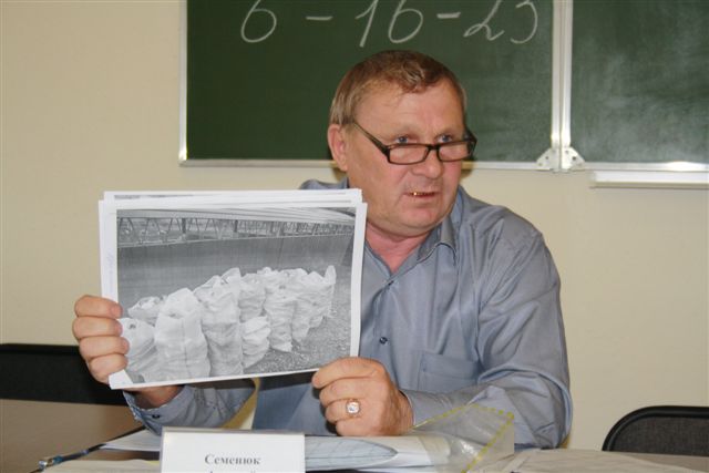 Алексей Семенюк и показал для убедительности фотоснимки, сделанные во дворах, Фото с места события собственное