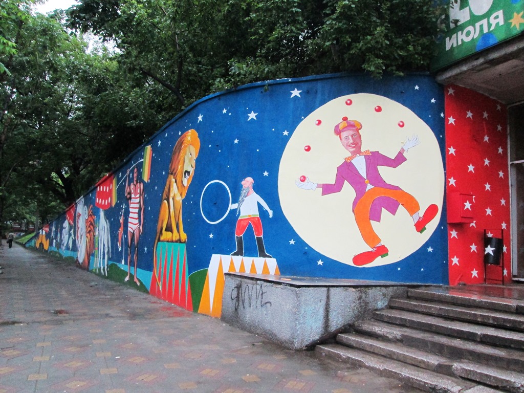 Оформление стены практически завершено , Фото с места события собственное