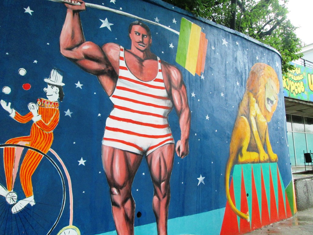 Подпорная стена возле цирка , Фото с места события собственное