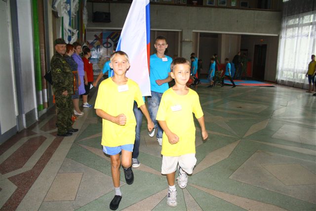 Навыки строевого шага ребята отточили заранее, Фото с места события собственное