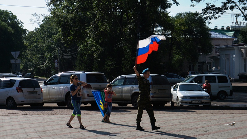 На праздник шли семьями, Фото с места события собственное