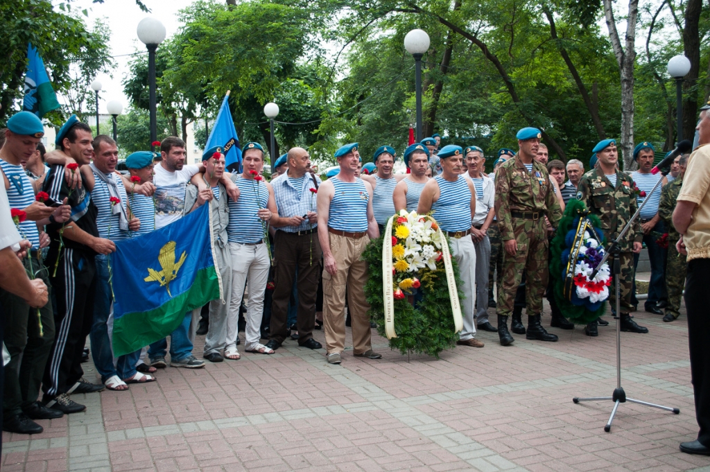 Десантники почтили память погибших в локальных войнах, Фото с места события собственное