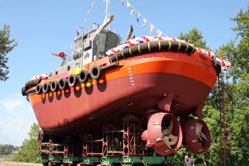 Буксир торжественно спустил на воду Хабаровский судостроительный завод, Фото с места события собственное