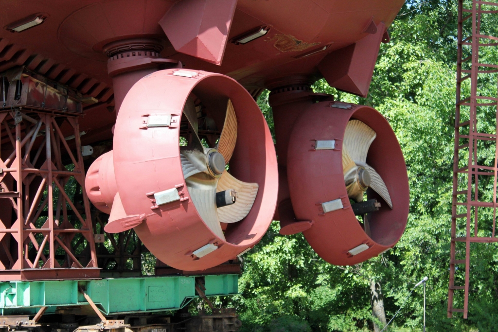 Буксир торжественно спустил на воду Хабаровский судостроительный завод, Фото с места события собственное