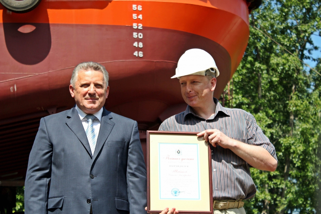 Врио губернатора Вячеслав Шпорт вручал почетные грамоты особо отличившимся сотрудникам зав, Фото с места события собственное