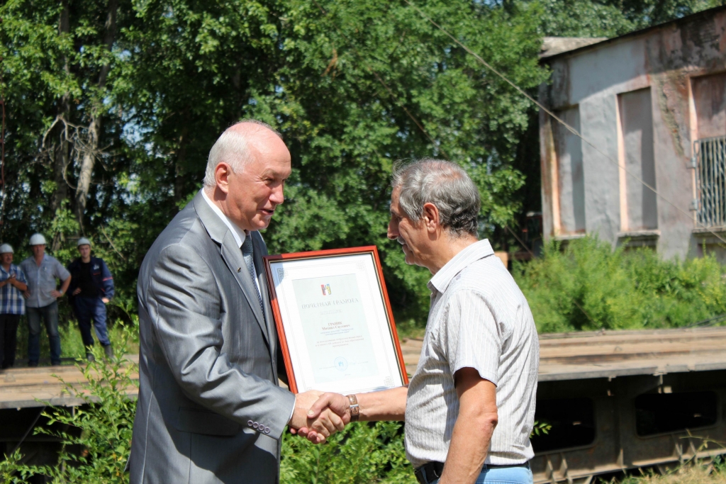 Мэр Хабаровска Александр Соколов благодарит бригадира за отличную работу, Фото с места события собственное