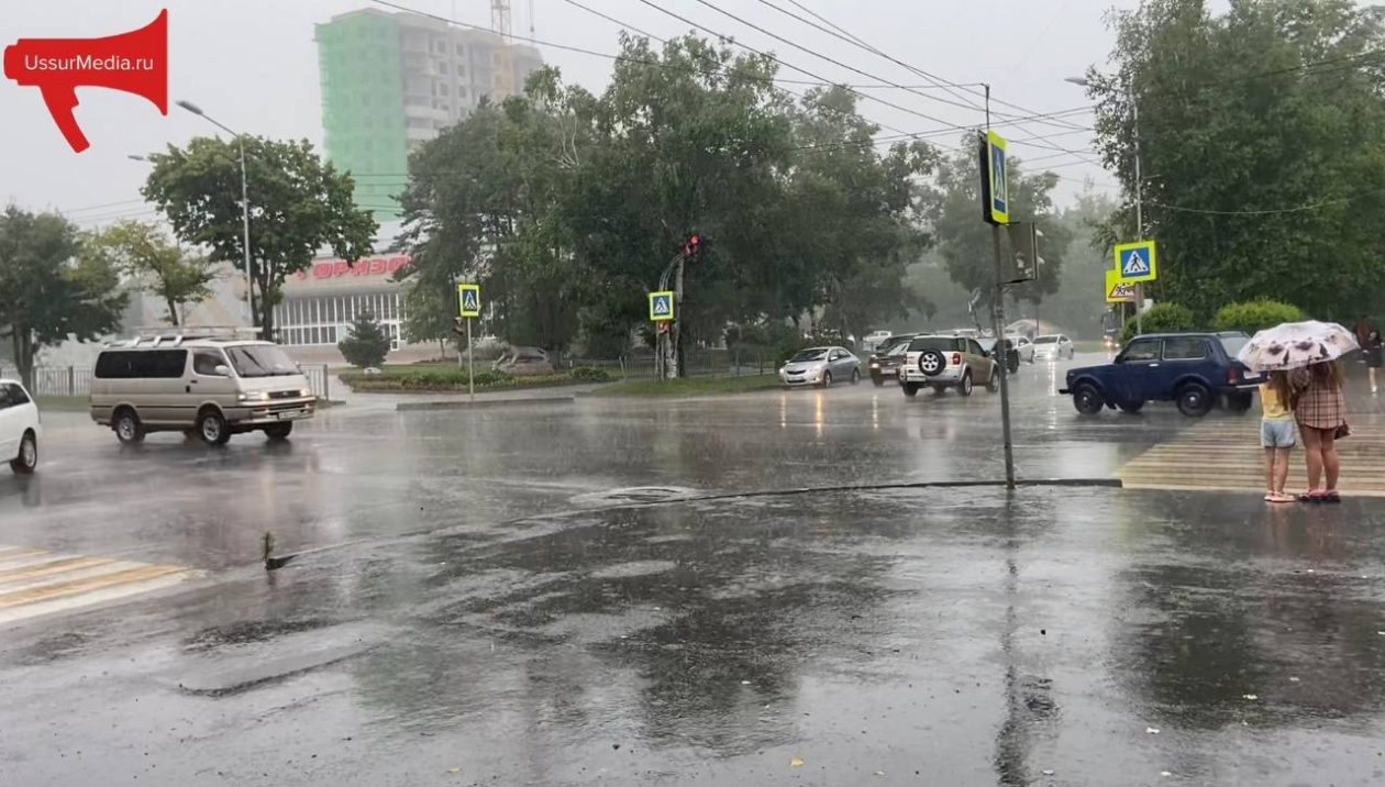 Не спасает даже зонт: сильный циклон вновь терроризирует Уссурийск ИА UssurMedia