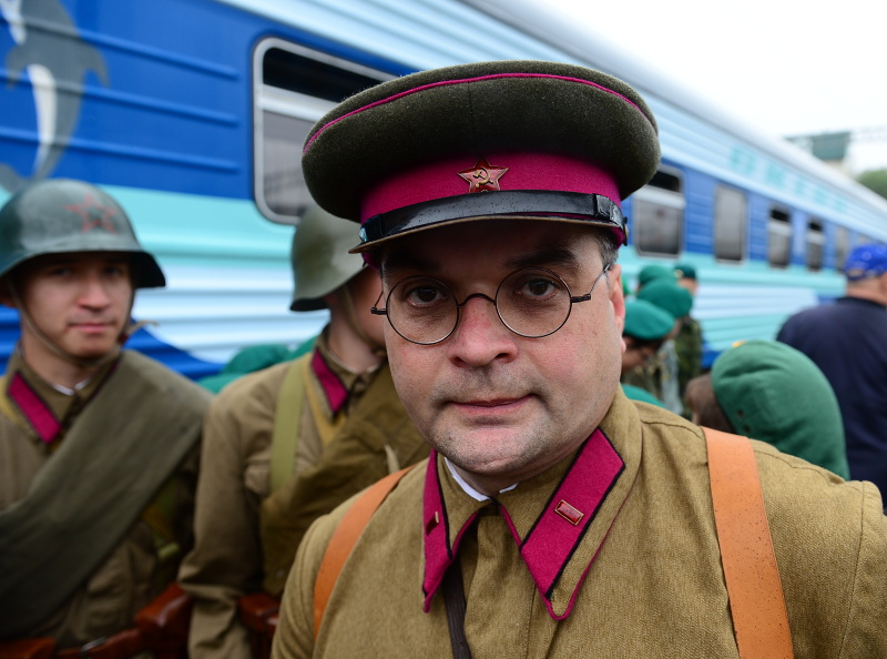 Среди "пассажиров" "Эшелона памяти" оказалось много людей в военной форме тридцатых го, Фото с места события из других источников