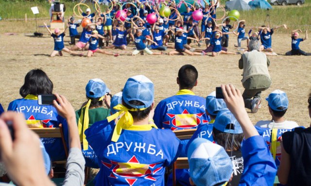 Выступление сахалинских гимнастов перед японской делегацией, Фото с места события из других источников