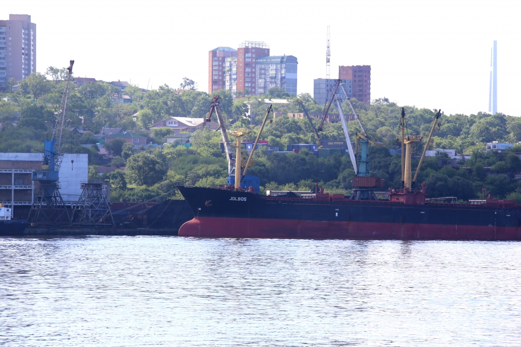 Тем временем угольная перевалка развернулась прямо в центре Владивостока, Фото с места события собственное