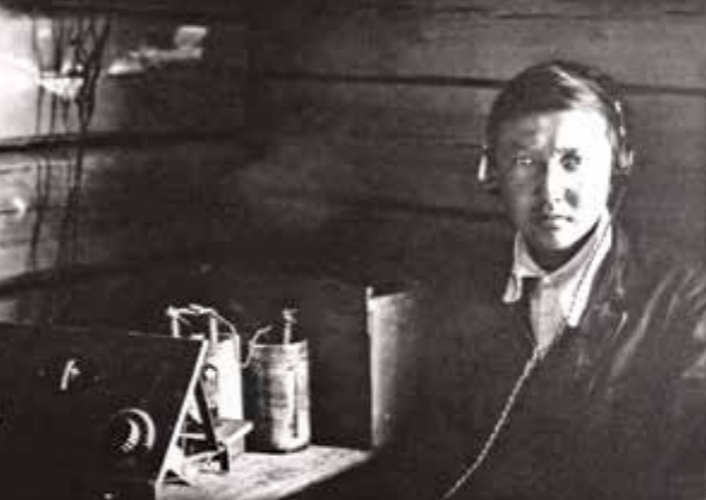 Колхозник слушает радиопередачу. 1933 г.