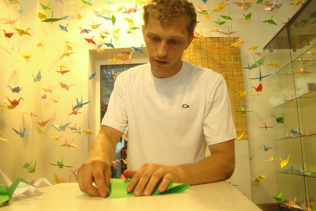 Степан Серебряков показал собравшимся как изготовить бумажного журавля, Фото с места события собственное