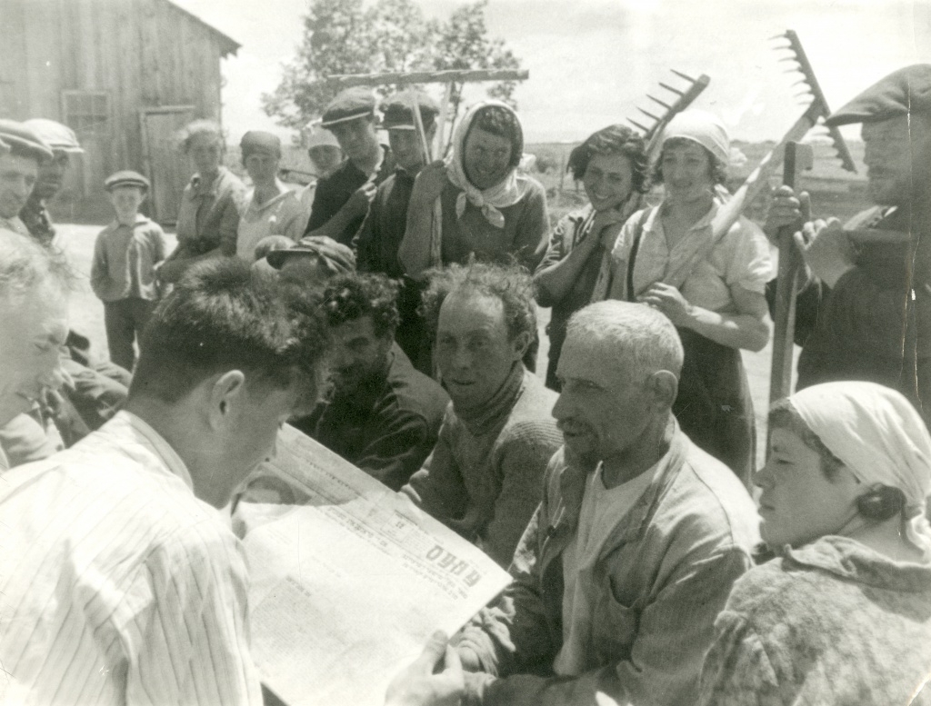 Коллективное чтение материалов о Сталинской Конституции в обеденный перерыв на полях http://nasledie-eao.ru/