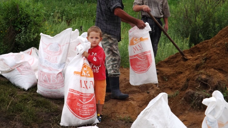 На борьбу с паводком в ЕАО вышли даже дети, Фото с места события из других источников