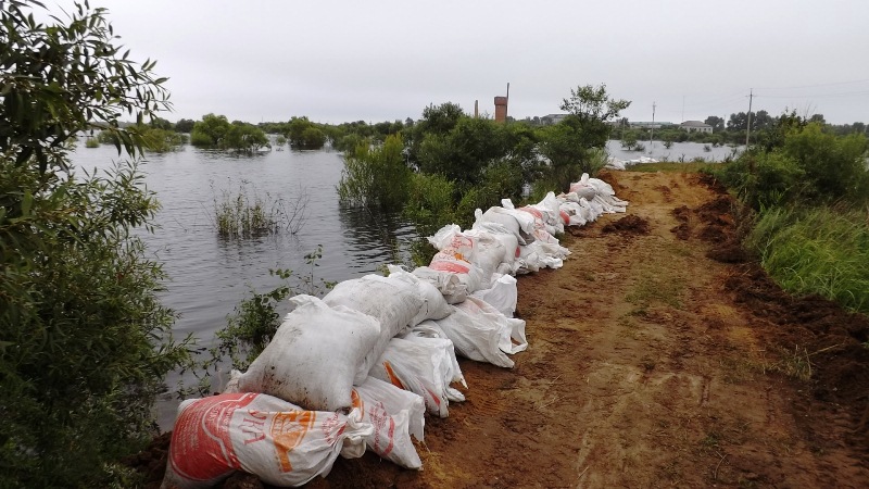 Мешками с песком укрепляют дамбу, Фото с места события из других источников