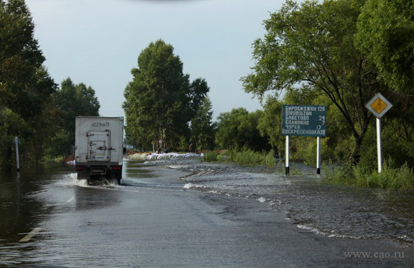 Главная трасса залита водой, Фото с места события из других источников