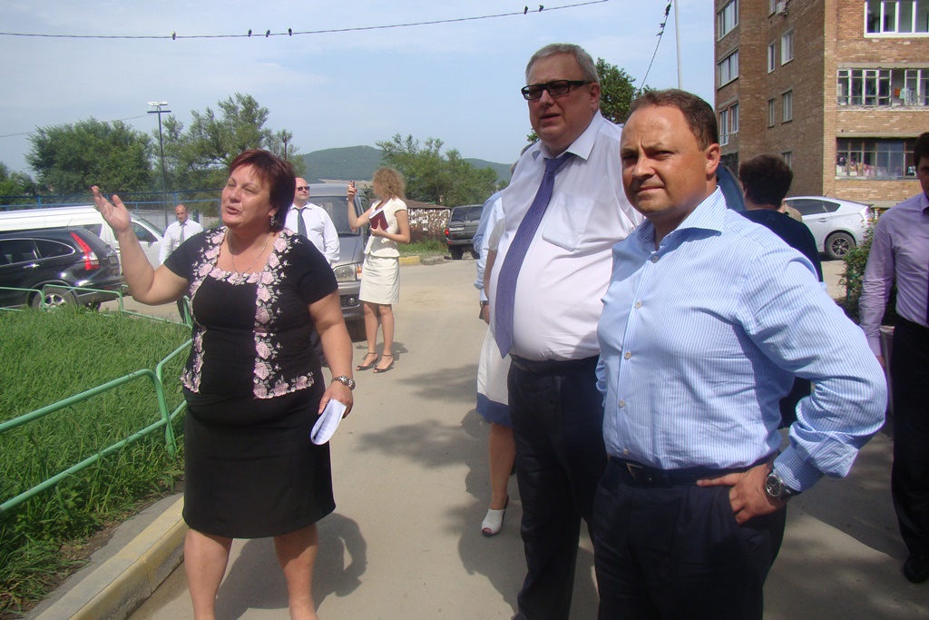 Константин Цицин и Игорь Пушкарев инспектируют дом на ул. Тухачевского, Фото с места события собственное